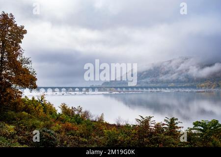 Herbstblick über die Rockville Bridge am Susquehanna River in der Nähe von Harrisburg, Pennsylvania, USA; Eisenbahnbrücke; Die längste Steinbogenbrücke der Welt. Stockfoto