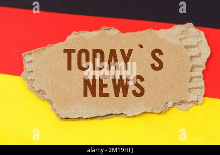 Geschäfts- und Finanzkonzept. Vor dem Hintergrund der deutschen Flagge liegt Pappe mit der Inschrift "Todays News" Stockfoto