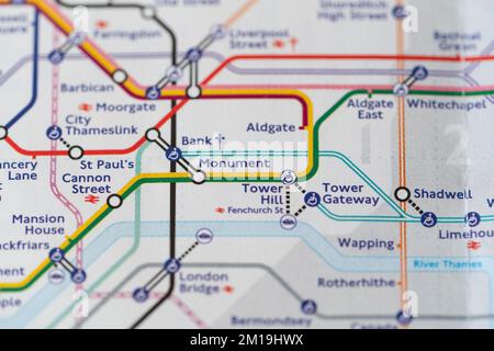 Makro-Nahaufnahme mit geringer Schärfentiefe einer U-Bahn-Karte der Londoner U-Bahn, die Zonen und U-Bahn-Stationen St Paul's, Monument und Tower Hill anzeigt Stockfoto