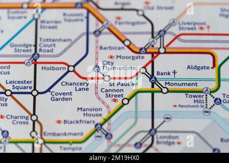 Makro-Nahaufnahme mit geringer Schärfentiefe einer U-Bahn-Karte der Londoner U-Bahn, die Zonen und U-Bahn-Stationen St Paul's, Chancery Lane & Covent Garden anzeigt Stockfoto