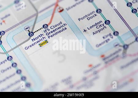 Makro-Nahaufnahme mit geringer Schärfentiefe einer U-Bahn-Karte der Londoner U-Bahn, die Zonen und North Greenwich und IFS Cloud Greenwich Peninsula zeigt Stockfoto