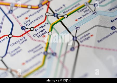 Makro-Nahaufnahme mit geringer Schärfentiefe einer U-Bahn-Karte der Londoner U-Bahn, die Zonen und die U-Bahn-Station St Paul's anzeigt Stockfoto