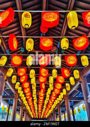 Ein vertikales Bild wunderschöner chinesischer Lampen, die an der Decke hängen Stockfoto