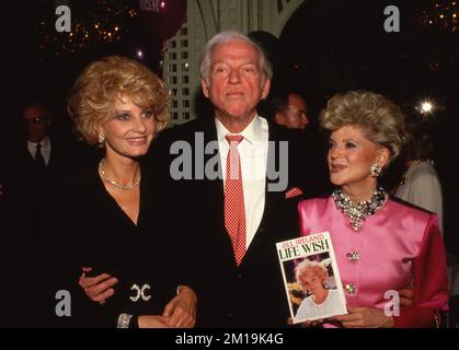 Jill Ireland mit Sidney Sheldon und Judith Krantz auf der Party zur Feier von Jill Irlands Autobiografie „Life Wish“ am 19. Januar 1987 im Bistro in Beverly Hills, Kalifornien. Kredit: Ralph Dominguez/MediaPunch Stockfoto