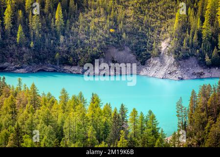 Türkisfarbener Bergsee im Schweizer Nationalpark, Schweiz Stockfoto
