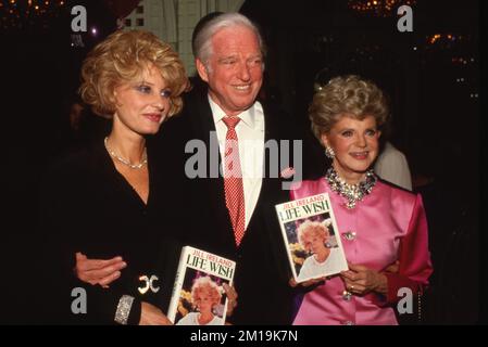 Jill Ireland mit Sidney Sheldon und Judith Krantz auf der Party zur Feier von Jill Irlands Autobiografie „Life Wish“ am 19. Januar 1987 im Bistro in Beverly Hills, Kalifornien. Kredit: Ralph Dominguez/MediaPunch Stockfoto