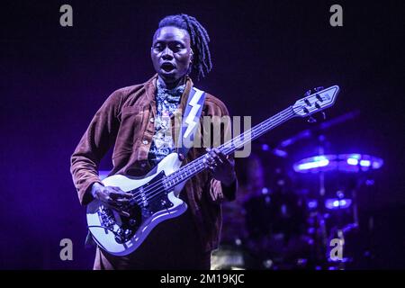 Olugbenga Adelekan (Bass), aus Metronomy Stockfoto