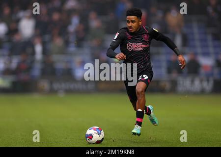 London, Großbritannien. 11.. Dezember 2022; Loftus Road Stadium, Shepherds Bush, West London, England; EFL Championship Football, Queens Park Rangers gegen Burnley; Ian Maatsen von Burnley Credit: Action Plus Sports Images/Alamy Live News Stockfoto