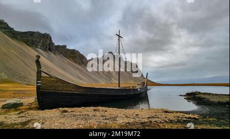 Altes wikingerboot im wikingerdorf. Stokksnes. Stockfoto