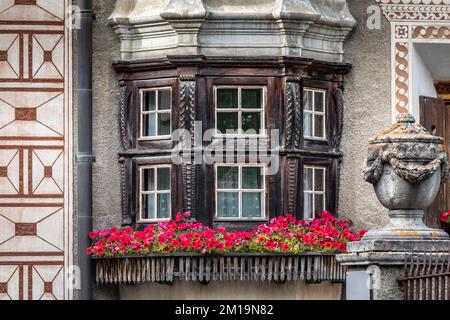 Typisches Fenster mit Balkon in Engadine, Graubunden, Schweiz Stockfoto