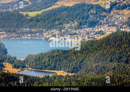 Über dem See St. Moritz mit Segelbooten von Muottas Muragl, Graubunden, Schweiz Stockfoto