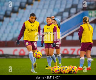 Birmingham, Großbritannien. 11.. Dezember 2022. Birmingham, England, Dezember 11. 2022: Aston Villa Spieler wärmen sich vor dem Barclays FA Womens Super League-Fußballspiel zwischen Aston Villa und Arsenal im Villa Park in Birmingham, England, auf. (James Whitehead/SPP) Kredit: SPP Sport Press Photo. Alamy Live News Stockfoto