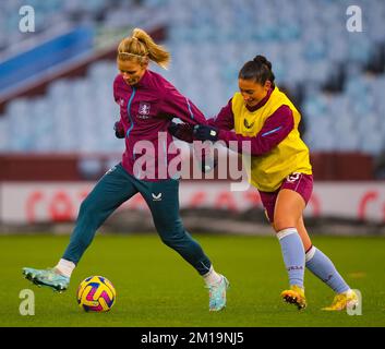 Birmingham, Großbritannien. 11.. Dezember 2022. Birmingham, England, Dezember 11. 2022: Aston Villa Spieler wärmen sich vor dem Barclays FA Womens Super League-Fußballspiel zwischen Aston Villa und Arsenal im Villa Park in Birmingham, England, auf. (James Whitehead/SPP) Kredit: SPP Sport Press Photo. Alamy Live News Stockfoto