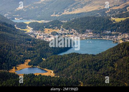 Über dem See St. Moritz mit Segelbooten von Muottas Muragl, Graubunden, Schweiz Stockfoto