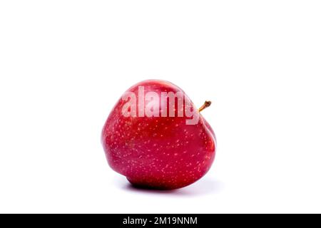 Roter Apfel isoliert auf weißem Hintergrund. Reife frische Äpfel, die den Pfad beschneiden. Stockfoto
