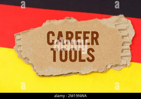 Geschäfts- und Finanzkonzept. Vor dem Hintergrund der deutschen Flagge liegt Karton mit der Aufschrift „Career Tools“ Stockfoto