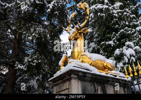 Der barocke Eingang zum Wenkenpark in Riehen, der von zwei vergoldeten Hirschen bewacht wird, die dem französischen Bildhauer Jean Goujon (XVI. Jahrhundert), Basel-Stadt c, nachempfunden sind Stockfoto