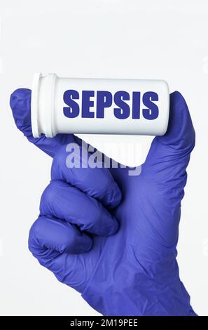 Medizin und Gesundheitskonzept. Der Arzt hat eine Schachtel Pillen in den Händen, in der Schachtel steht: Sepsis Stockfoto