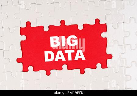 Geschäfts- und Finanzkonzept. In der Mitte der Rätsel auf rotem Hintergrund steht es geschrieben: BIG DATA Stockfoto