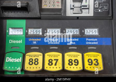 In den USA werden die Preise pro Gallone für Diesel, bleifreies 88, bleifreies Normalbenzin, bleifreies Plus und bleifreies Premiumbenzin angezeigt. Foto wurde in Louisiana, USA, aufgenommen Stockfoto