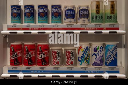 Eine Ausstellung von Coca-Cola-Produkten, die in Japan verkauft werden, darunter Aquarius, Sprite, Cola, Coke Light und Royal Milk Tea Stockfoto