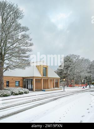 Edinburgh, Schottland, Großbritannien - Arcadia-Kinderzimmer von Malcolm Fraser Architects im Winterschnee Stockfoto