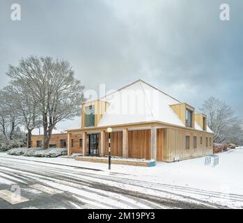 Edinburgh, Schottland, Großbritannien - Arcadia-Kinderzimmer von Malcolm Fraser Architects im Winterschnee Stockfoto