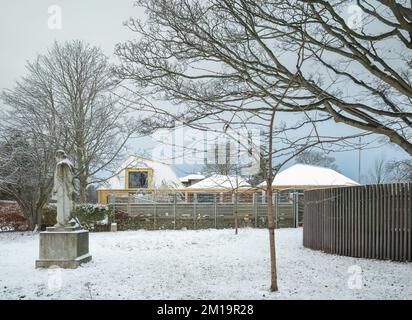 Edinburgh, Schottland, Großbritannien - Arcadia-Kinderzimmer von Malcolm Fraser Architects im Winterschnee Stockfoto