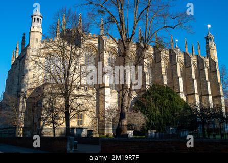 Eton, Windsor, Berkshire, Großbritannien. 8.. Dezember 2022. Blauer Himmel über der öffentlichen Schule Eton College Chapel. Zu den ehemaligen Schülern am Eton College zählten Prince William, Prince Harry, Boris Johnson und David Cameron. Kredit: Maureen McLean/Alamy Stockfoto