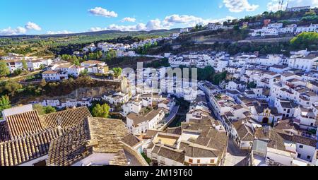 Aus der Vogelperspektive sehen Sie ein wunderschönes andalusisches Dorf mit weißen Häusern, das auf dem Berg gebaut wurde, Setenil de las Bodegas, Cadiz. Stockfoto