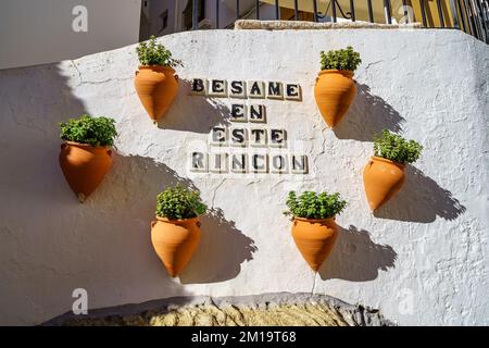 Touristenschild auf der Straße des malerischen Dorfes Setenil de las Bodegas in Andalusien, Spanien. Stockfoto