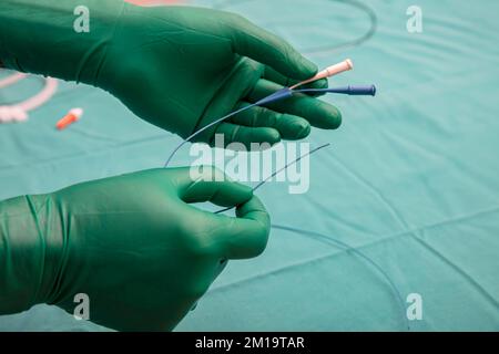 Katheter Für Die Koronardiagnostik. Duallumenkatheter. Koronarangiographie mit Mikro-Katheter-Führungsdraht. Stockfoto