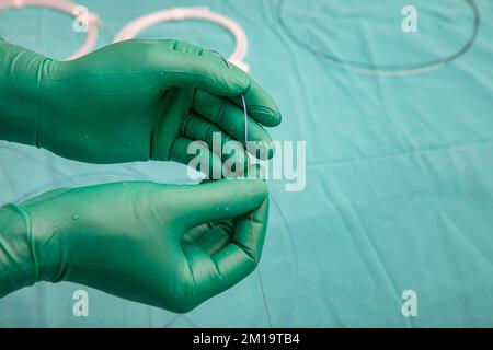 Katheter Für Die Koronardiagnostik. Duallumenkatheter. Koronarangiographie mit Mikro-Katheter-Führungsdraht. Stockfoto