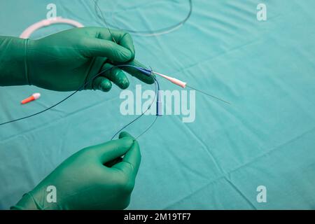 Katheter Für Die Koronardiagnostik. Duallumenkatheter. Koronarangiographie mit Mikro-Katheter-Führungsdraht. Stockfoto