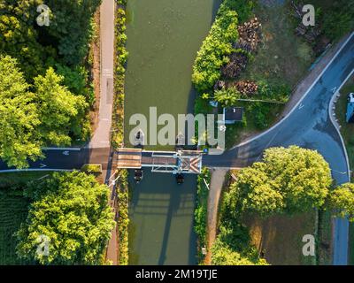 Draufsicht mit Drohne einer Zugbrücke über den Kanal Dessel-Schoten in Rijkevorsel, Antwerpen, Belgien. Hochwertiges Foto. Hochwertiges Foto Stockfoto