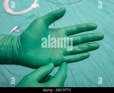 Katheter Für Die Koronardiagnostik. Duallumenkatheter. Koronarangiographie mit Mikro-Katheter-Führungsdraht. Stockfoto