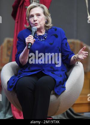 Oslo, Norwegen. 11.. Dezember 2022. Die amerikanische Politikerin Hillary Clinton nimmt am Sonntag, den 11. Dezember 2022, am Friedensnobelpreispreiseforum: Afghanistan- Finding a way forward an der Universität Oslo, Norwegen, Teil. Foto: Rune Hellestad/ Kredit: UPI/Alamy Live News Stockfoto