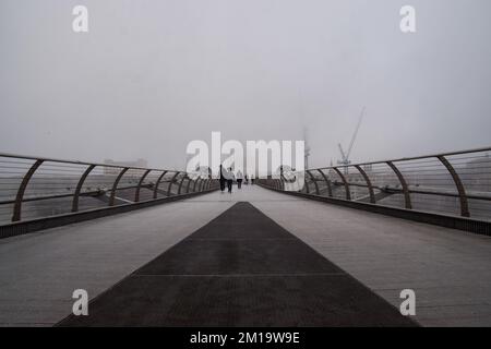 London, Großbritannien. 11.. Dezember 2022 Die St Paul's Cathedral, von der Millennium Bridge aus gesehen, verschwindet unter dickem Nebel. London wachte mit Nebel und eisigen Temperaturen auf, als das arktische Wetter aus Skandinavien, Troll von Trondheim genannt, Großbritannien erreichte. Stockfoto