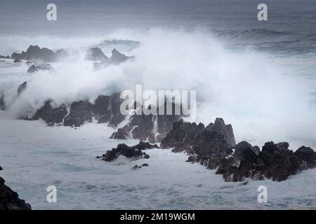 Wellen Krachen Auf Den Felsen Stockfoto