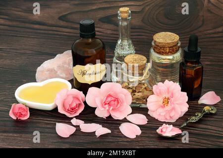 Aphrodisiakum für magischen Liebestrank. Ich sah Palmettokraut, Rosenblumen, Honig, Öl, Quellwasser und Koks in einer Flasche. Stockfoto