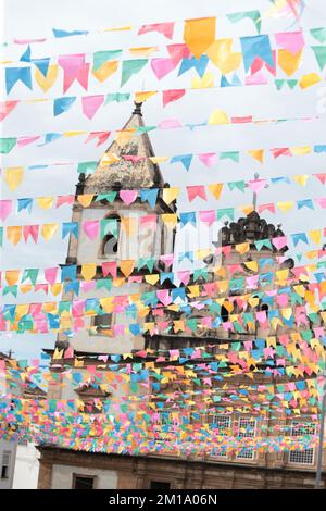 salvador, bahia, brasilien - 20. juni 2022: Dekorative Banner aus der Verzierung der Feierlichkeiten von Sao Joao in Pelourinho, historisches Zentrum o Stockfoto