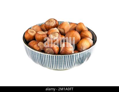 Schüssel voll mit Haselnüssen isoliert, Nahaufnahme von vorne Stockfoto