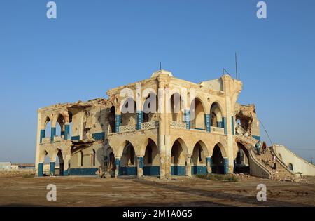 Touristen bei der Bombe haben den Kaiserpalast in Massawa beschädigt Stockfoto