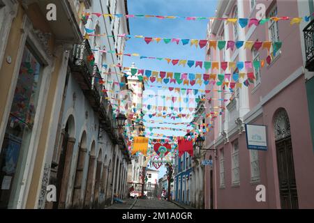 salvador, bahia, brasilien - 20. juni 2022: Dekorative Banner aus der Verzierung der Feierlichkeiten von Sao Joao in Pelourinho, historisches Zentrum o Stockfoto