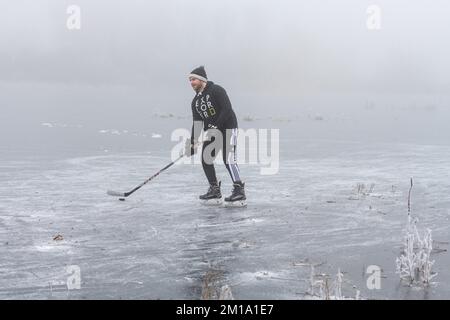 Bluntisham, Cambridgeshire, Großbritannien. 11.. Dezember 2022. Die Leute machen das Beste aus dem eiskalten Wetter auf den gefrorenen Fennebeln. Nach mehreren Tagen mit Temperaturen unter Null hat das Winterwetter das flache Fenlandwasser gefrieren lassen, um im Freien Fenschlittschuhlaufen zu können. Der Kaltstart wird voraussichtlich bis in die nächste Woche andauern. Kredit: Julian Eales/Alamy Live News Stockfoto