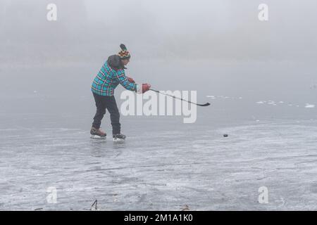 Bluntisham, Cambridgeshire, Großbritannien. 11.. Dezember 2022. Die Leute machen das Beste aus dem eiskalten Wetter auf den gefrorenen Fennebeln. Nach mehreren Tagen mit Temperaturen unter Null hat das Winterwetter das flache Fenlandwasser gefrieren lassen, um im Freien Fenschlittschuhlaufen zu können. Der Kaltstart wird voraussichtlich bis in die nächste Woche andauern. Kredit: Julian Eales/Alamy Live News Stockfoto