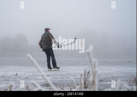 Bluntisham, Cambridgeshire, Großbritannien. 11.. Dezember 2022. Die Leute machen das Beste aus dem eiskalten Wetter auf den gefrorenen Fennebeln. Nach mehreren Tagen mit Temperaturen unter Null hat das Winterwetter das flache Fenlandwasser gefrieren lassen, um im Freien Fenschlittschuhlaufen zu können. Der Kaltstart wird voraussichtlich bis in die nächste Woche andauern. Kredit: Julian Eales/Alamy Live News Stockfoto