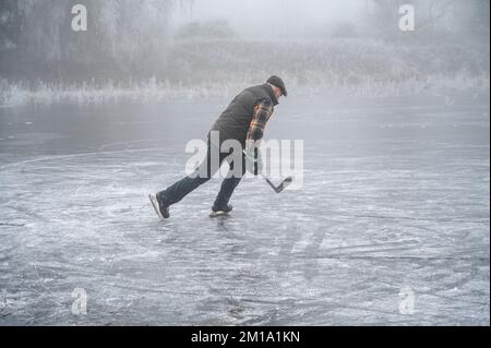 Bluntisham, Cambridgeshire, Großbritannien. 11.. Dezember 2022. Die Leute machen das Beste aus dem eiskalten Wetter auf den gefrorenen Fennebeln. Nach mehreren Tagen mit Temperaturen unter Null hat das Winterwetter das flache Fenlandwasser gefrieren lassen, um im Freien Fenschlittschuhlaufen zu können. Der Kaltstart wird voraussichtlich bis in die nächste Woche andauern. Kredit: Julian Eales/Alamy Live News Stockfoto