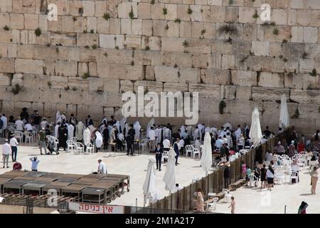 Klagemauer oder Westmauer in Jerusalem Israel: 22. April 2022. Die Leute beten an der westlichen Mauer Stockfoto