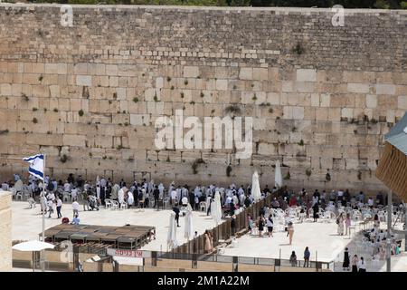 Klagemauer oder Westmauer in Jerusalem Israel: 22. April 2022. Die Leute beten an der westlichen Mauer Stockfoto